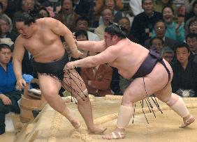 Asashoryu dropped to 2nd defeat